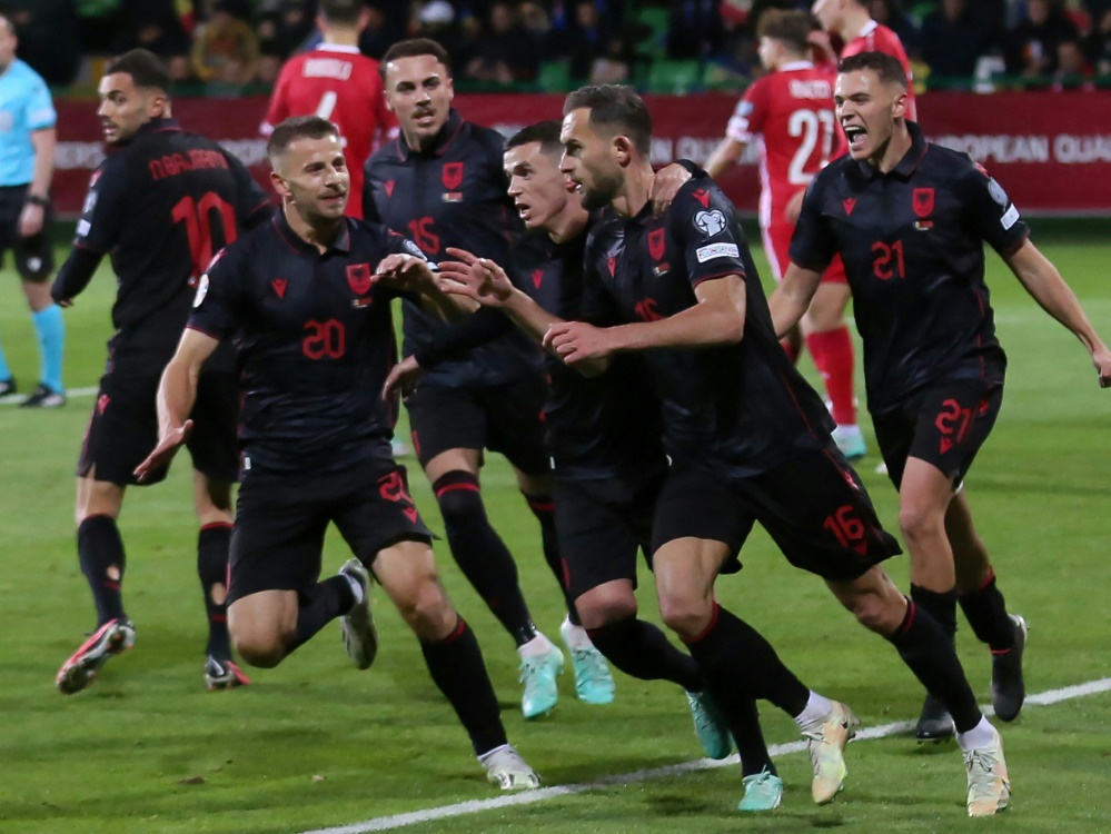 Großer Jubel im albanischen Nationalteam (Foto: AFP/SID/ELENA COVALENCO)