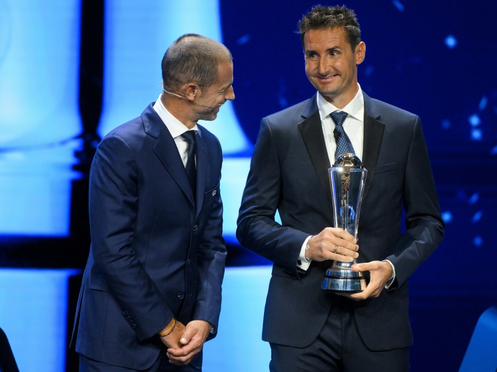 Miroslav Klose (rechts) fehlen die Führungsspieler (Foto: AFP/SID/NICOLAS TUCAT)