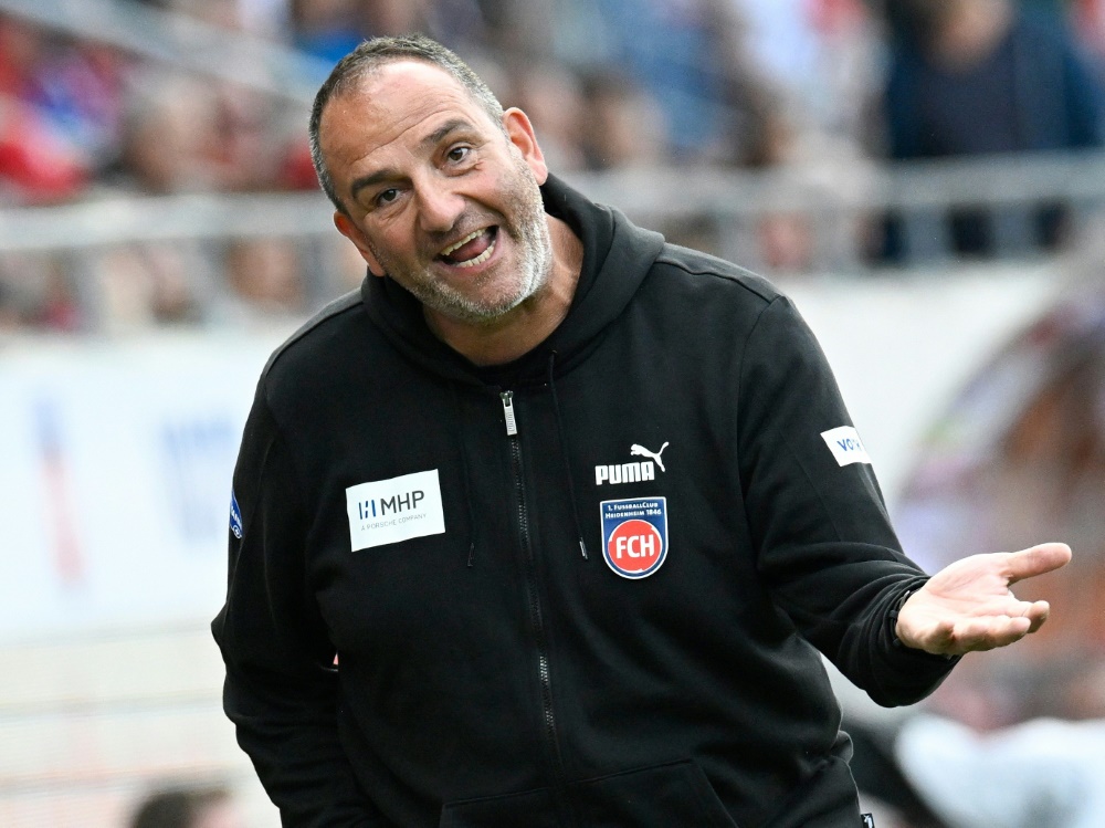 Will gegen Bochum einen Sieg: Heidenheim-Trainer Schmidt (Foto: AFP/SID/THOMAS KIENZLE)