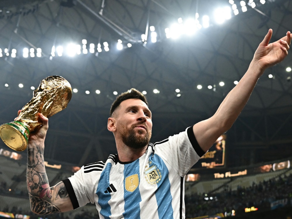 Messi-Trikots unterm Hammer (Foto: AFP/SID/ANNE-CHRISTINE POUJOULAT)