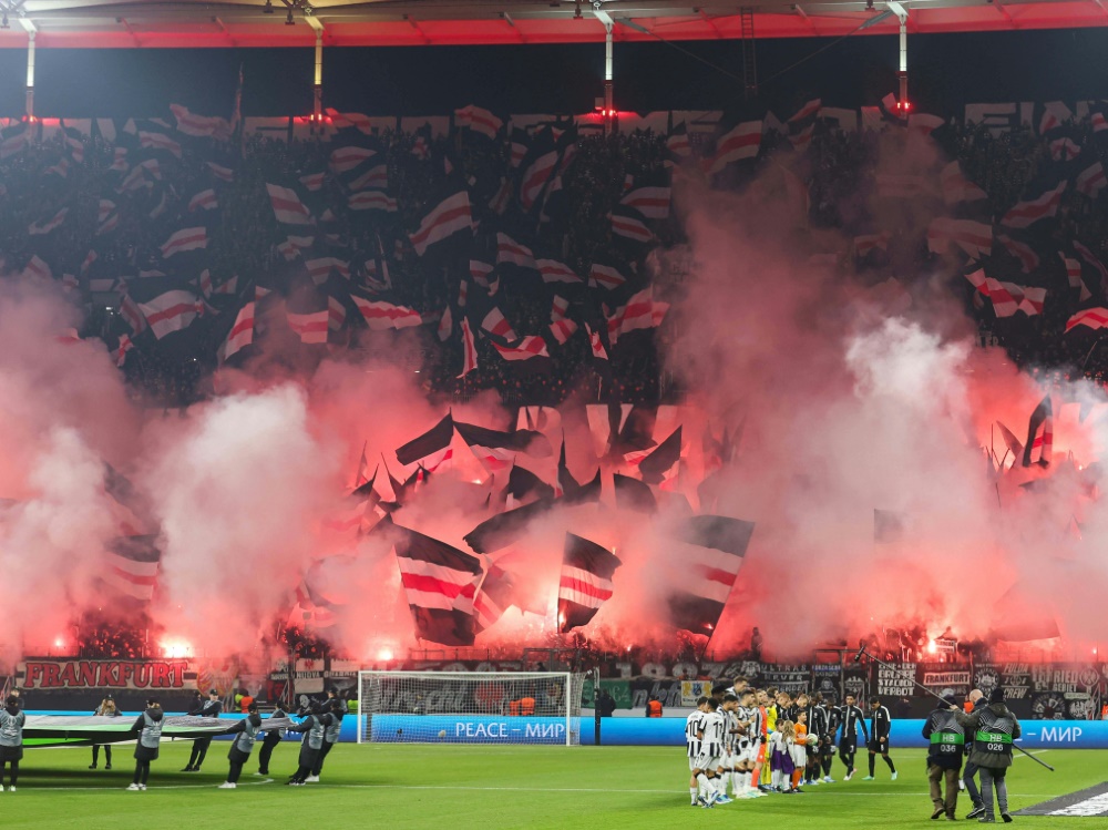 Vor dem Spiel brannten die Fans Pyrotechnik ab (Foto: IMAGO/osnapix/IMAGO/osnapix/SID/IMAGO/osnapix)