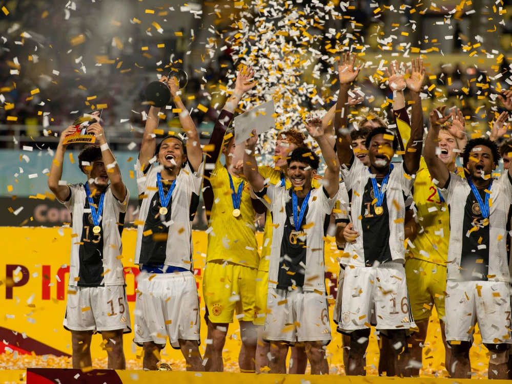 Die deutsche U17 feiert den WM-Triumph (Foto: IMAGO/Marcio Machado/M.i.S./IMAGO/Marcio Machado/M.i.S./SID)