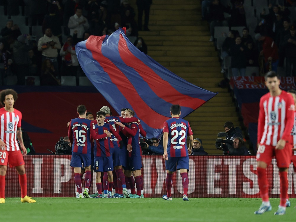 Barcelona schlägt Atletico und bleibt oben dran (Foto: AFP/SID/LLUIS GENE)