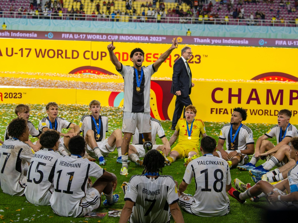 Fayssal Harchaoui als Einpeitscher nach dem deutschen U17-WM-Triumph (Foto: IMAGO/IMAGO/SID/IMAGO/Marcio Machado/M.i.S.)