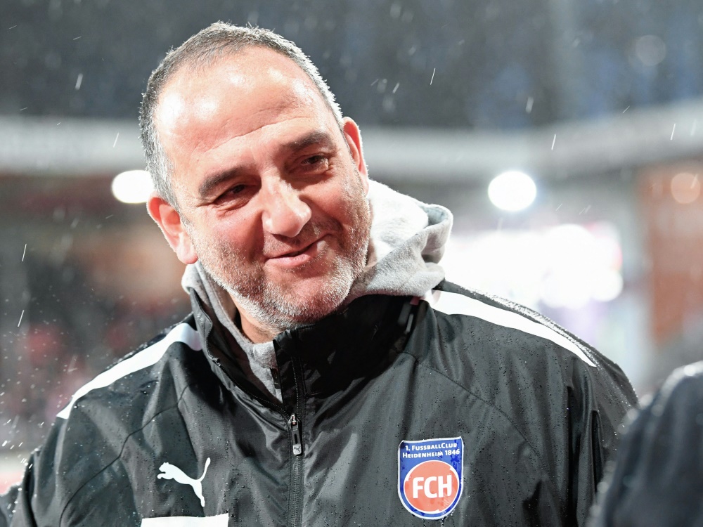 Heidenheims Trainer Frank Schmidt (Foto: AFP/SID/THOMAS KIENZLE)
