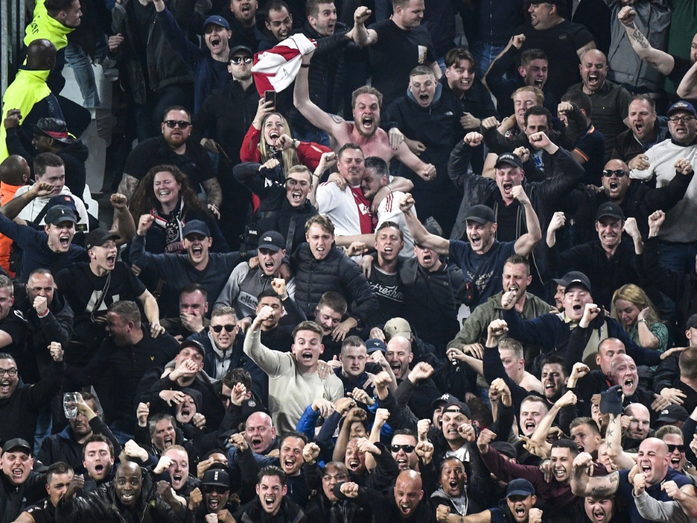 Friedliche Ajax-Fans (Archivbild) (Foto: AFP/SID/FILIPPO MONTEFORTE)
