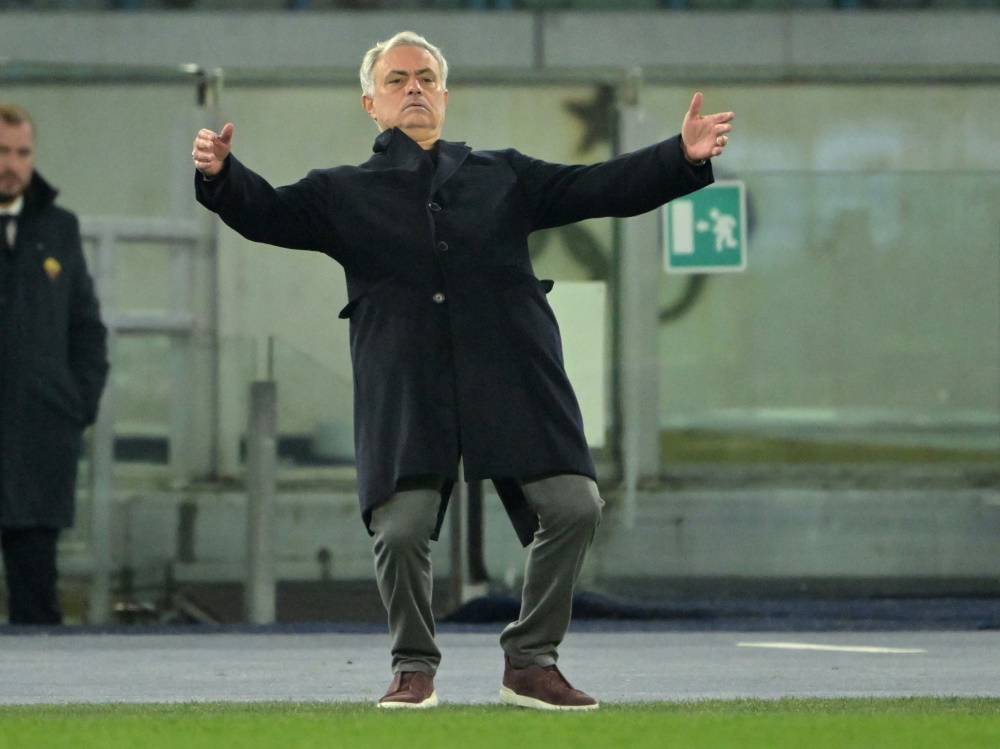Mourinho wird zur Kasse gebeten (Foto: AFP/SID/Andreas SOLARO)