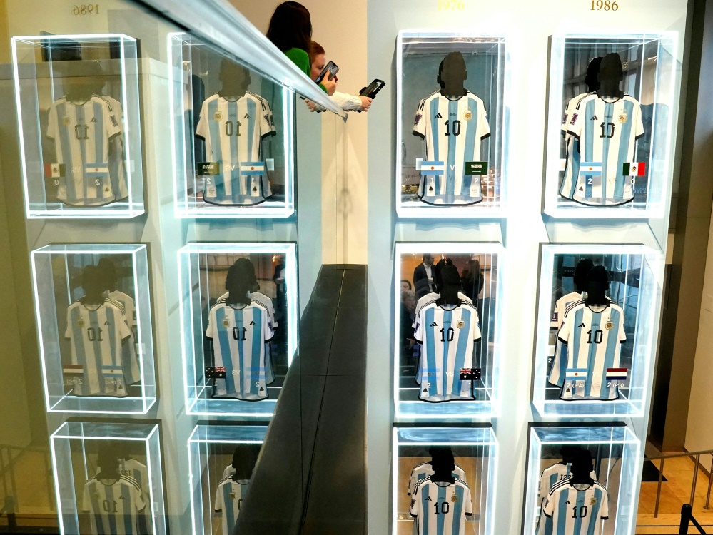 Die Trikots von Lionel Messi haben einen neuen Besitzer (Foto: AFP/SID/TIMOTHY A. CLARY)