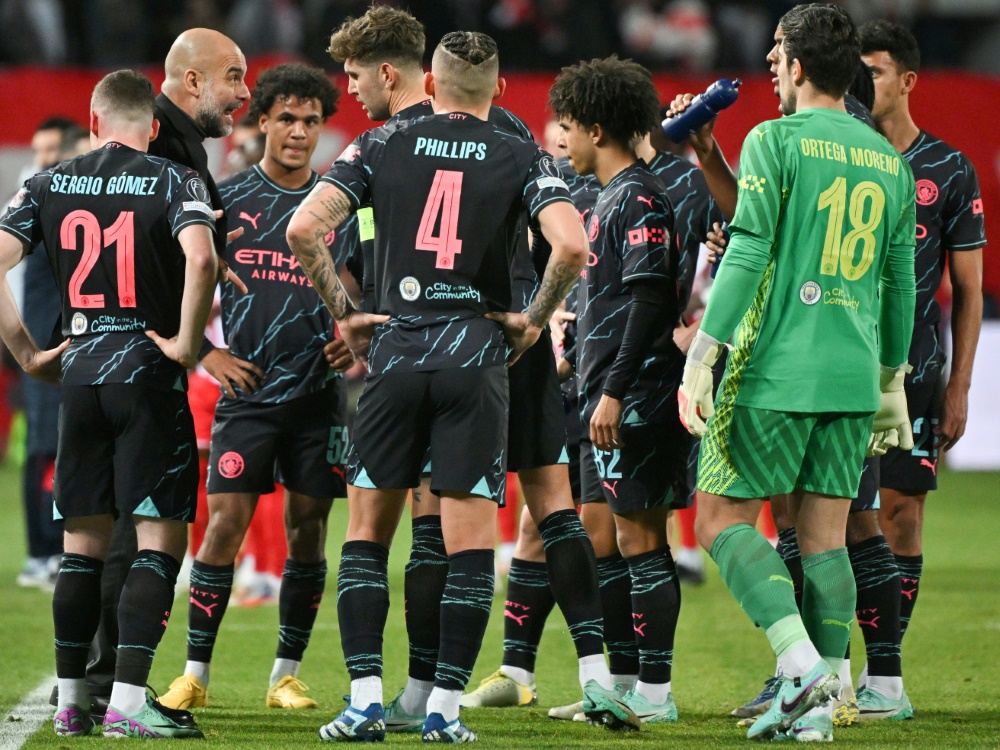 Pep Guardiola (links) rotierte kräftig (Foto: AFP/SID/ANDREJ ISAKOVIC)
