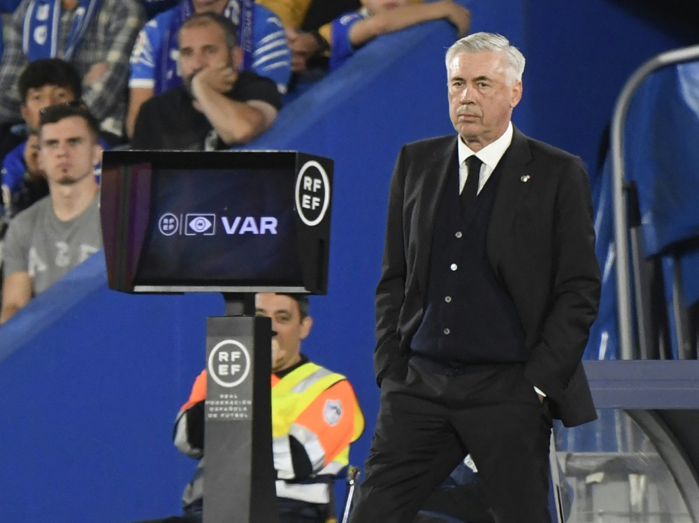 Real-Coach Carlo Ancelotti neben einem VAR-Bildschirm (Foto: AFP/SID/OSCAR DEL POZO CANAS)