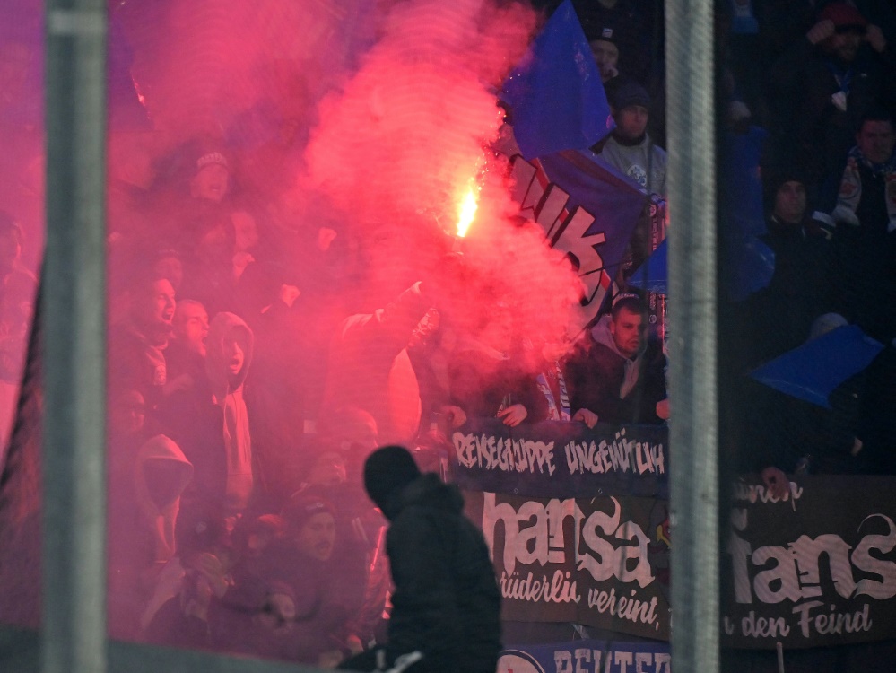 Rostocks Fans in Paderborn (Foto: Imago/Ulrich Hufnagel/Imago/Ulrich Hufnagel/SID/IMAGO/Ulrich Hufnagel)