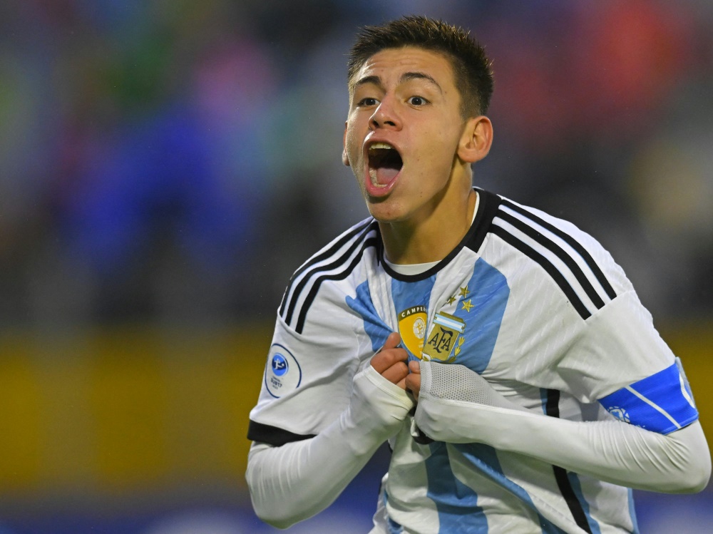 Echeverri feiert ein Tor für Argentiniens U17-Auswahl (Foto: AFP/SID/RODRIGO BUENDIA)