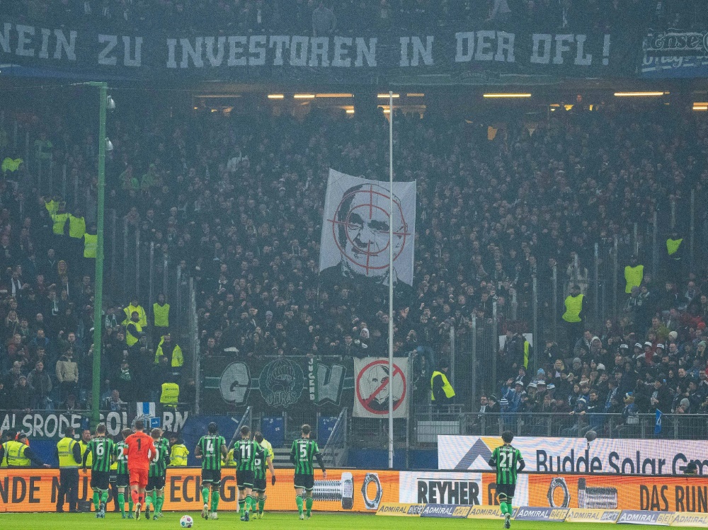 Hannover-Fans halten das geschmacklose Banner hoch (Foto: IMAGO/Daniel Haase/IMAGO/Daniel Haase/SID/IMAGO/Daniel Haase)