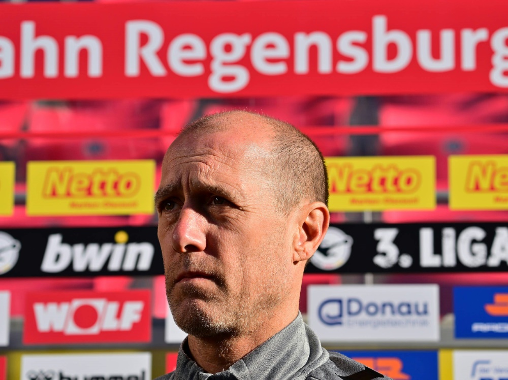 Dämpfer: Regensburgs Trainer Joe Enochs (Foto: www.imago-images.de/www.imago-images.de/SID/IMAGO/Sportfoto Zink / Wolfgang Zink)