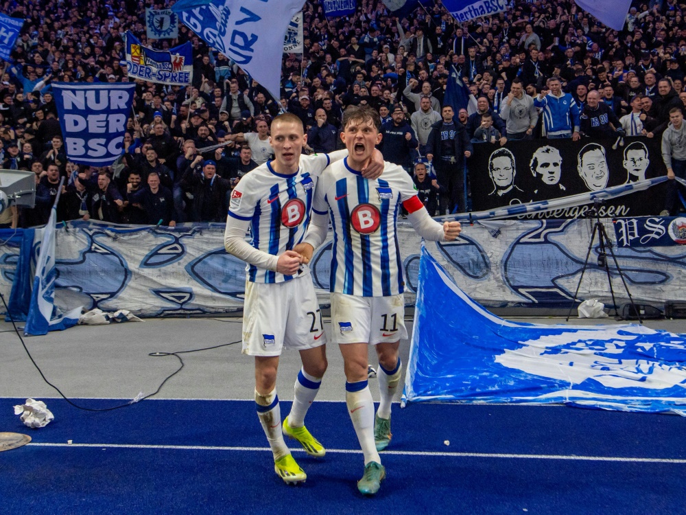 Dardai (l.) und Reese feiern den Sieg der Hertha (Foto: IMAGO/IMAGO/SID/IMAGO/Sebastian Räppold/Matthias Koch)