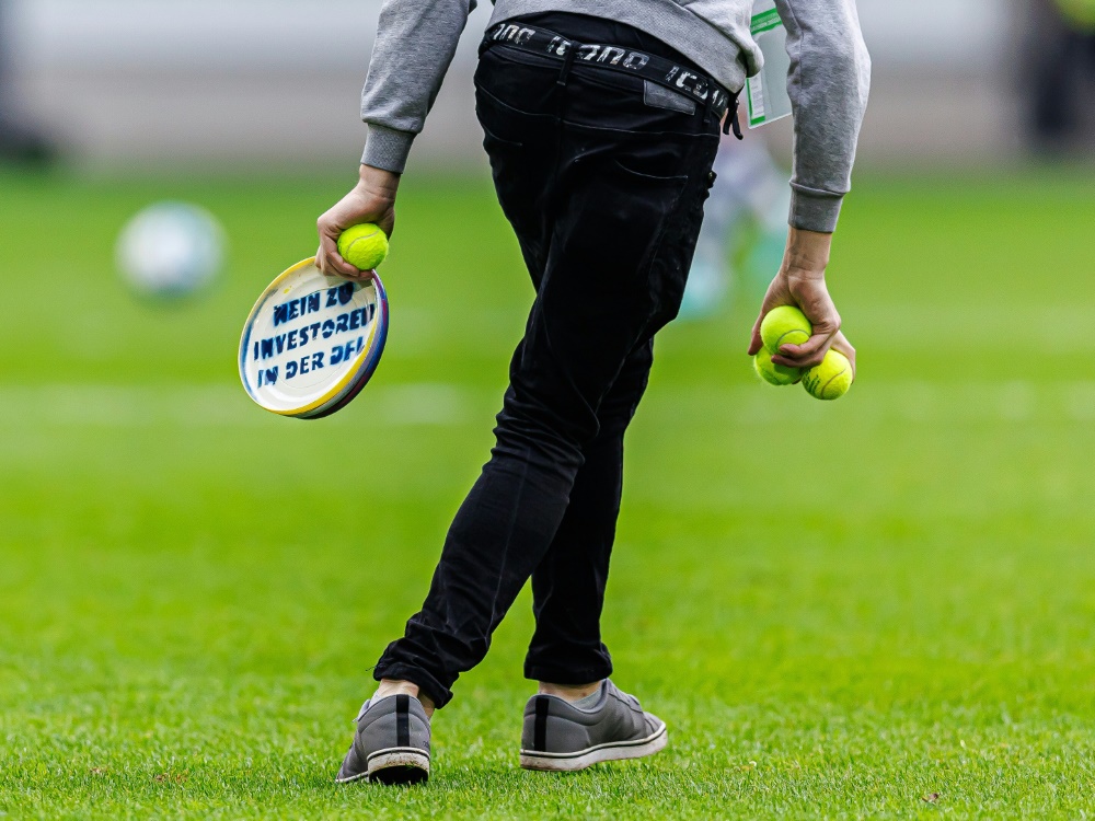 Ultragruppen warfen Frisbees oder Tennisbälle aufs Feld (Foto: firo Sportphoto/firo Sportphoto/SID/Max Ellerbrake)