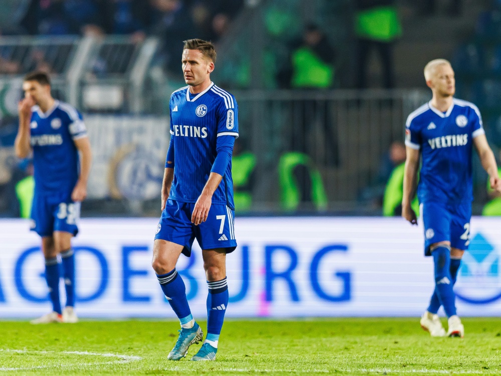 Schalkes Seguin (Mitte) redet sich Frust von der Seele (Foto: Firo/Firo/SID)