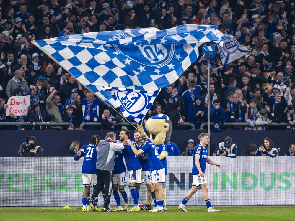 Schalke jubelt nach dem 3:1 gegen St. Pauli (Foto: www.imago-images.de/www.imago-images.de/SID/IMAGO/Kirchner/David Inderlied)