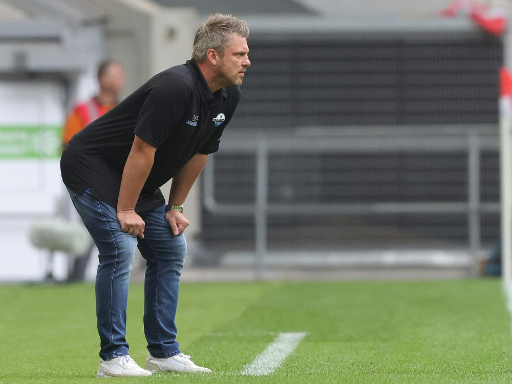 Paderborn-Trainer Lukas Kwasniok an der Seitenlinie (Foto: FIRO/FIRO/SID)