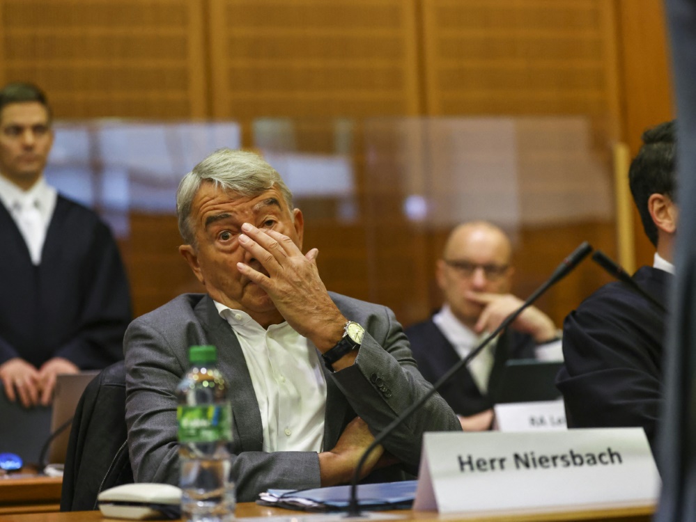 Wolfgang Niersbach zum Auftakt des WM-Prozesses. (Foto: AFP/SID/KAI PFAFFENBACH)