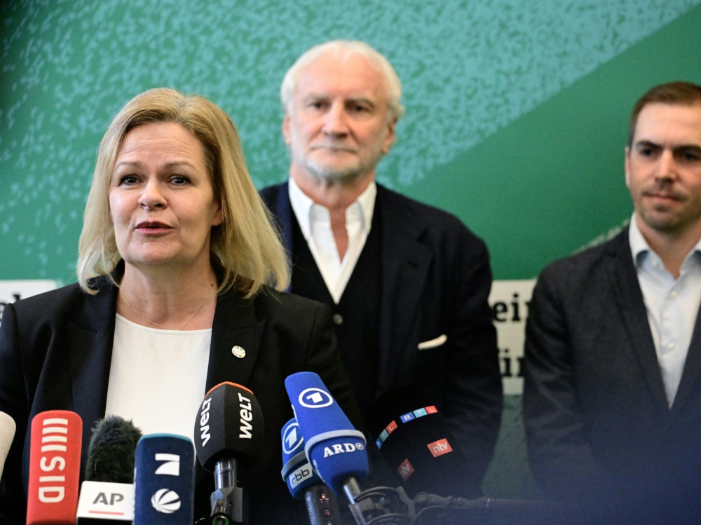 Nancy Faeser, Rudi Völler und Philipp Lahm mit EM-Vorfreude (Foto: AFP/SID/TOBIAS SCHWARZ)