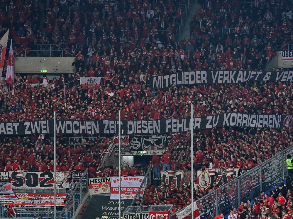 Die Fans des VfB machten ihrem Ärger Luft (Foto: IMAGO/Michael Weber IMAGEPOWER/IMAGO/Michael Weber IMAGEPOWER/SID/IMAGO/Michael Weber IMAGEPOWER)
