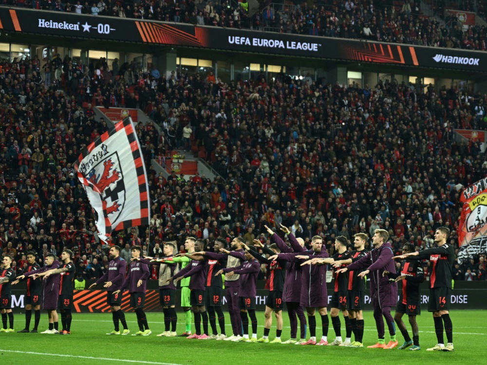 Bayer Leverkusen jubelt über seinen Viertelfinaleinzug (Foto: AFP/SID/INA FASSBENDER)