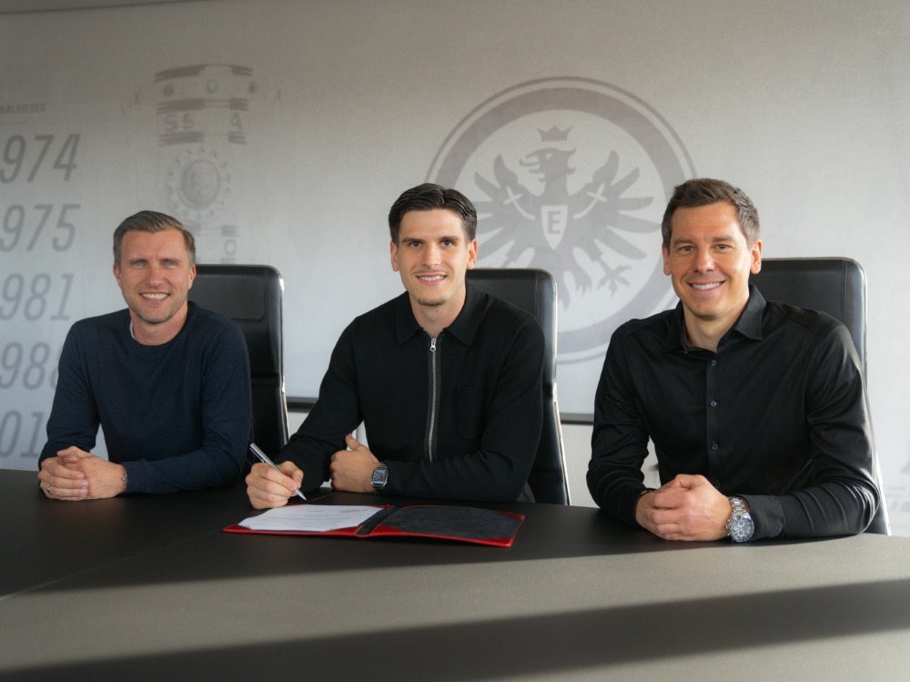 Bleibt länger in Frankfurt: Igor Matanovic (Mitte) mit Sportchef Markus Krösche (links) und Sportdirektor Timmo Hardung (rechts) (Foto: Eintracht Frankfurt/Eintracht Frankfurt/SID)
