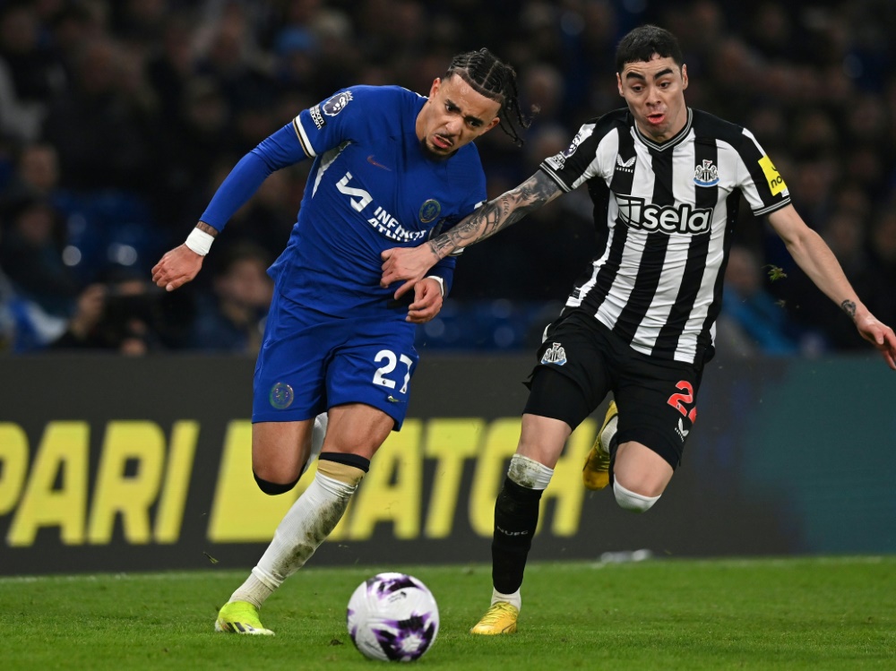 Newcastles Miguel Almiron (r.) gegen Chelseas Malo Gusto (Foto: AFP/SID/Glyn KIRK)