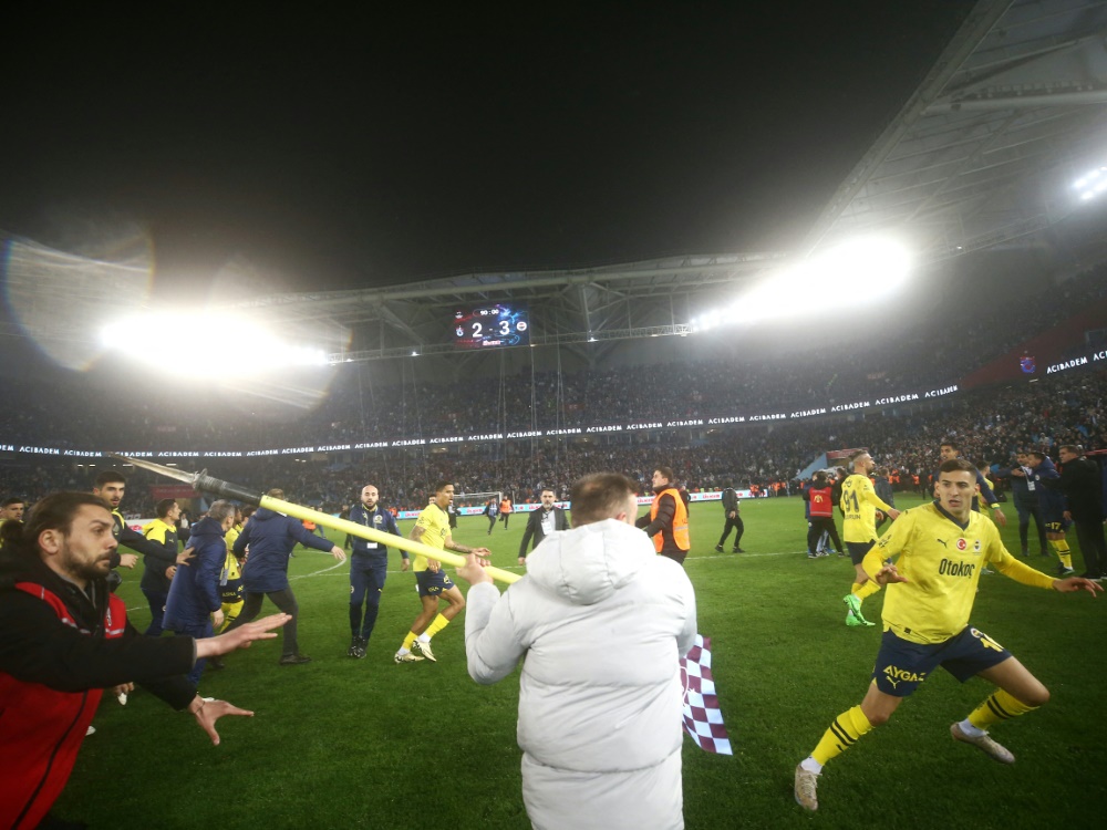 Wilde Szenen im Trabzonspor-Stadion (Foto: AFP PHOTO / DHA (DEMIROREN NEWS AGENCY)/SID/HANDOUT)