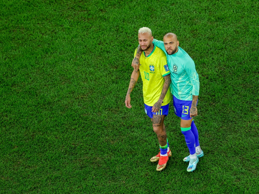 Neymar (l.) und Alves nach dem Aus bei der WM in Katar (Foto: AFP/SID/GIUSEPPE CACACE)
