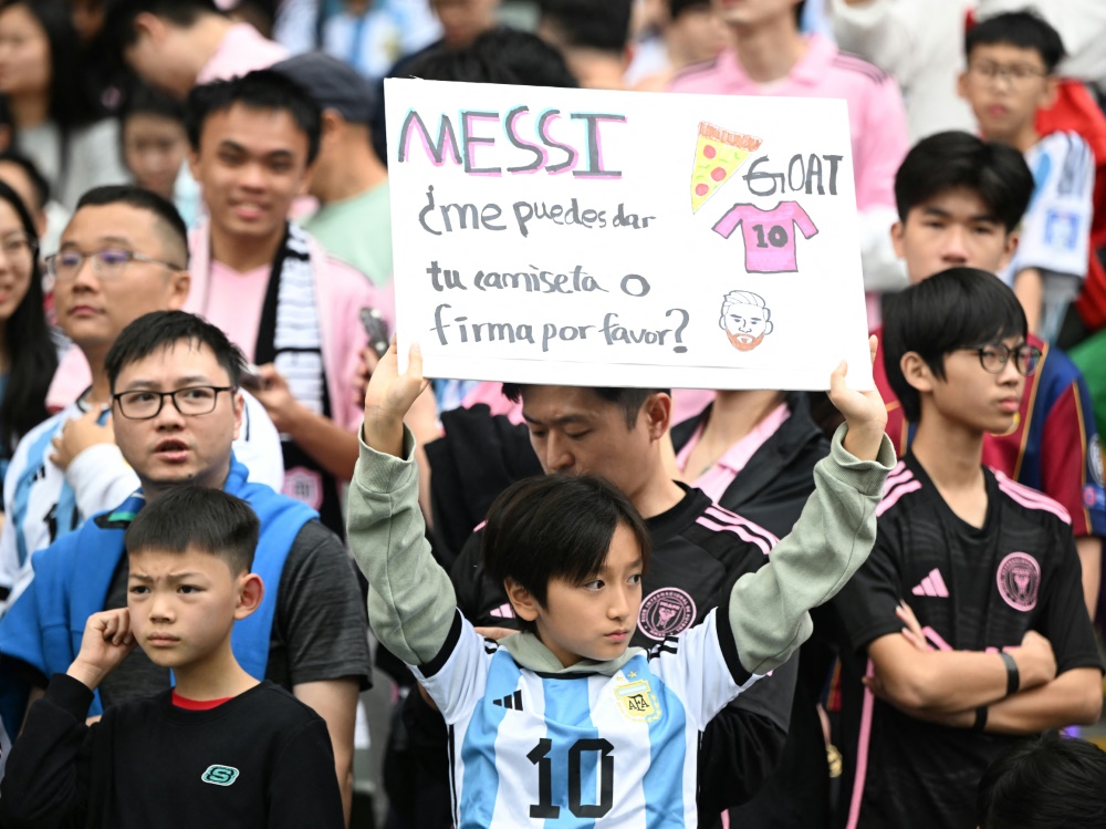 Die Fans warteten vergeblich auf einen Messi-Einsatz (Foto: AFP/SID/PETER PARKS)