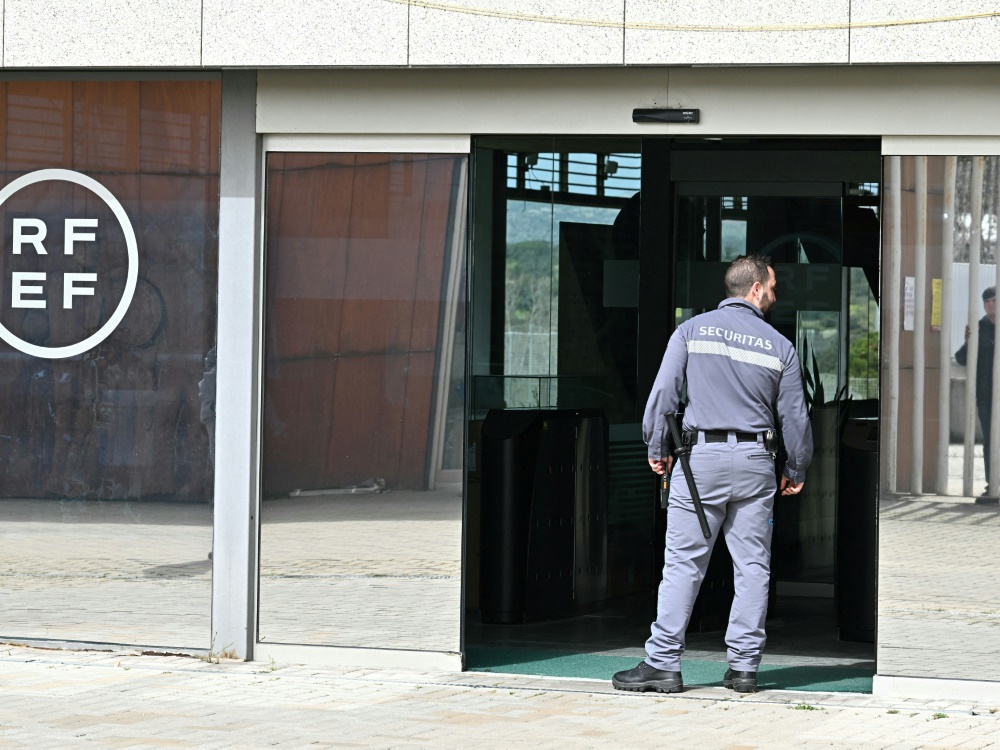 Sicherheitspersonal am Hauptsitz der RFEF (Foto: AFP/SID/JAVIER SORIANO)