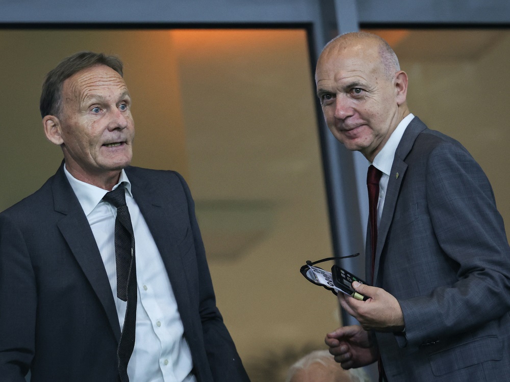 Watzke (l.) mit DFB-Präsident Bernd Neuendorf (Foto: AFP/SID/RONNY HARTMANN)