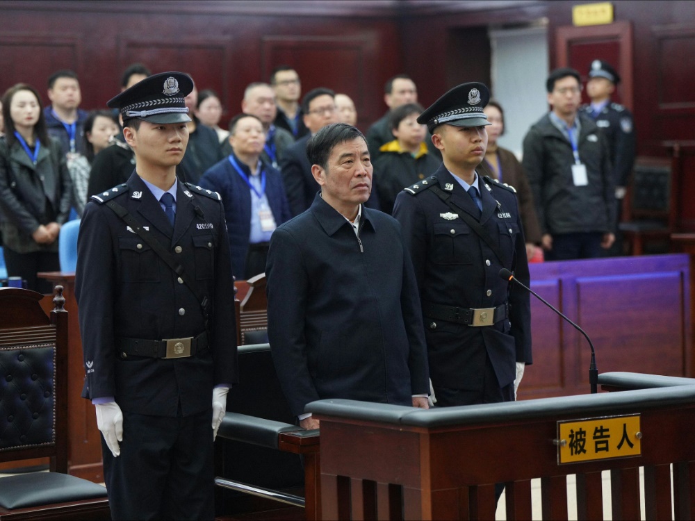 Chen Xuyuan (m.) im Gerichtssaal (Foto: AFP/SID/HANDOUT)