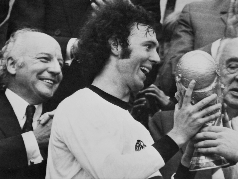 Franz Beckenbauer empfing 1974 den WM-Pokal (Foto: AFP/SID/-)