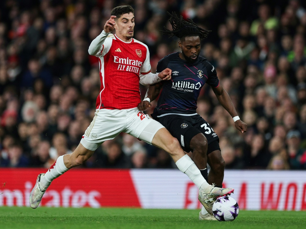 Kai Havertz (l.) blüht bei Arsenal auf (Foto: AFP/SID/Adrian DENNIS)