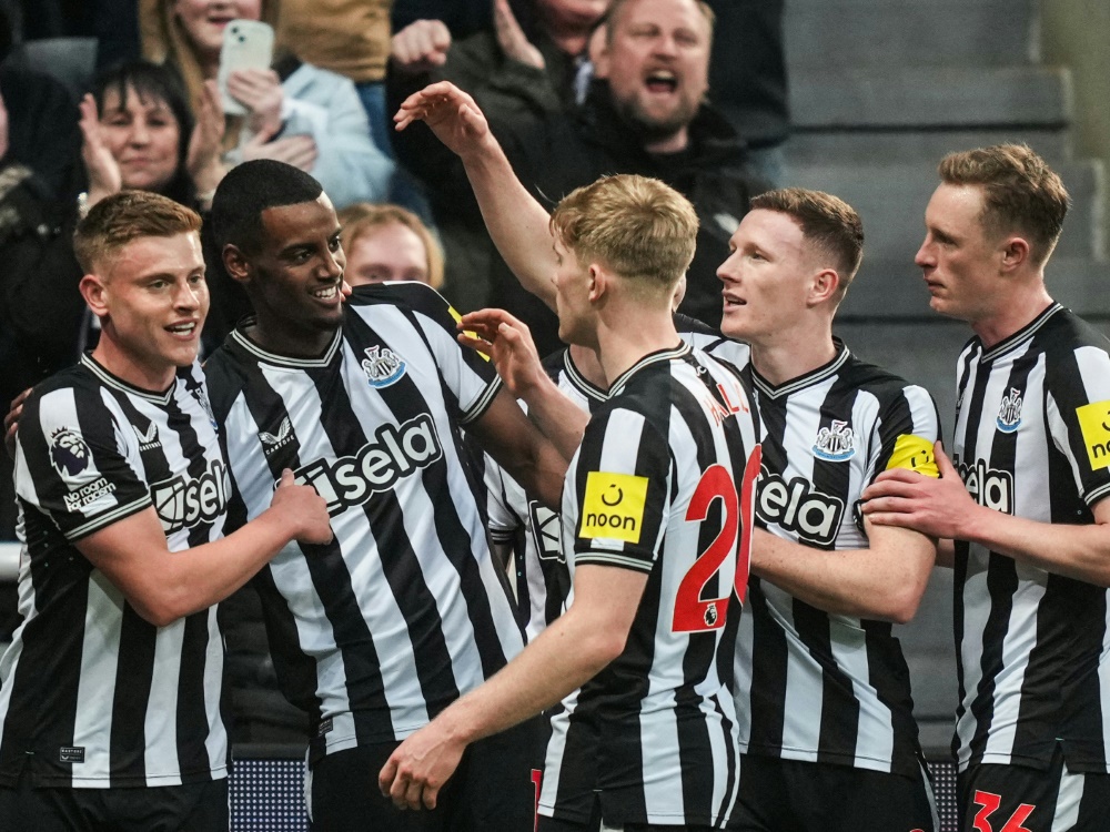 Newcastle bejubelt das 1:0 von Isak (Foto: AFP/SID/ANDY BUCHANAN)