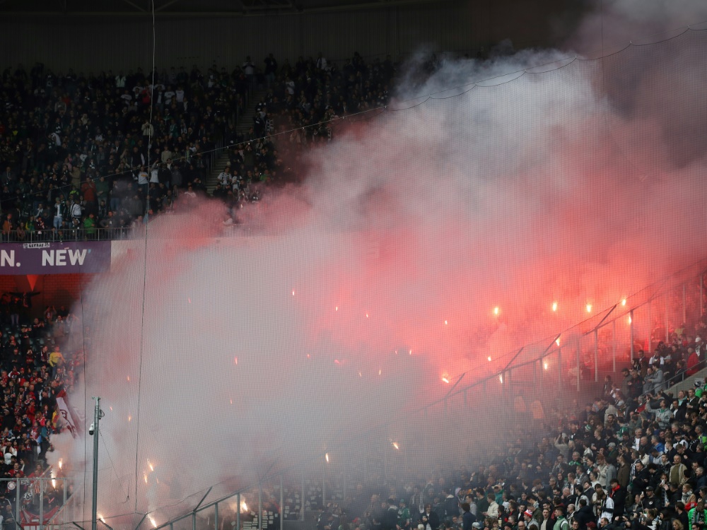 Freiburger Fans zündet Pyrotechnik im Stadion (Foto: FIRO/FIRO/SID)