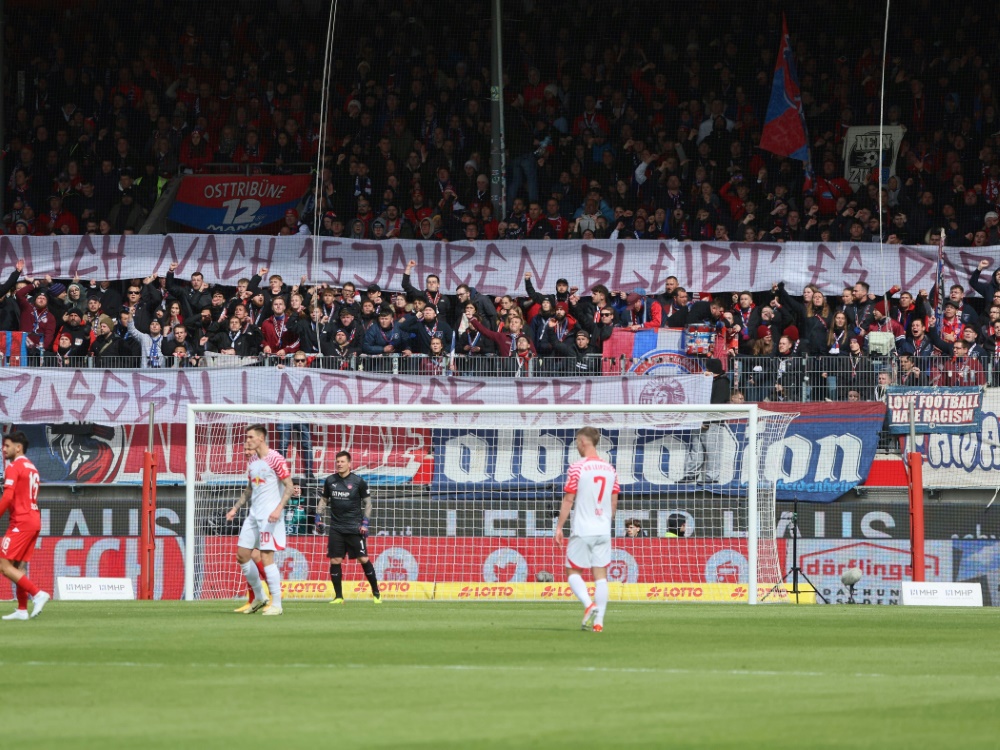 Heidenheimer Fans protestierten gegen RB Leipzig (Foto: IMAGO/Picture Point LE/IMAGO/Picture Point LE/SID/IMAGO/Roger Petzsche)
