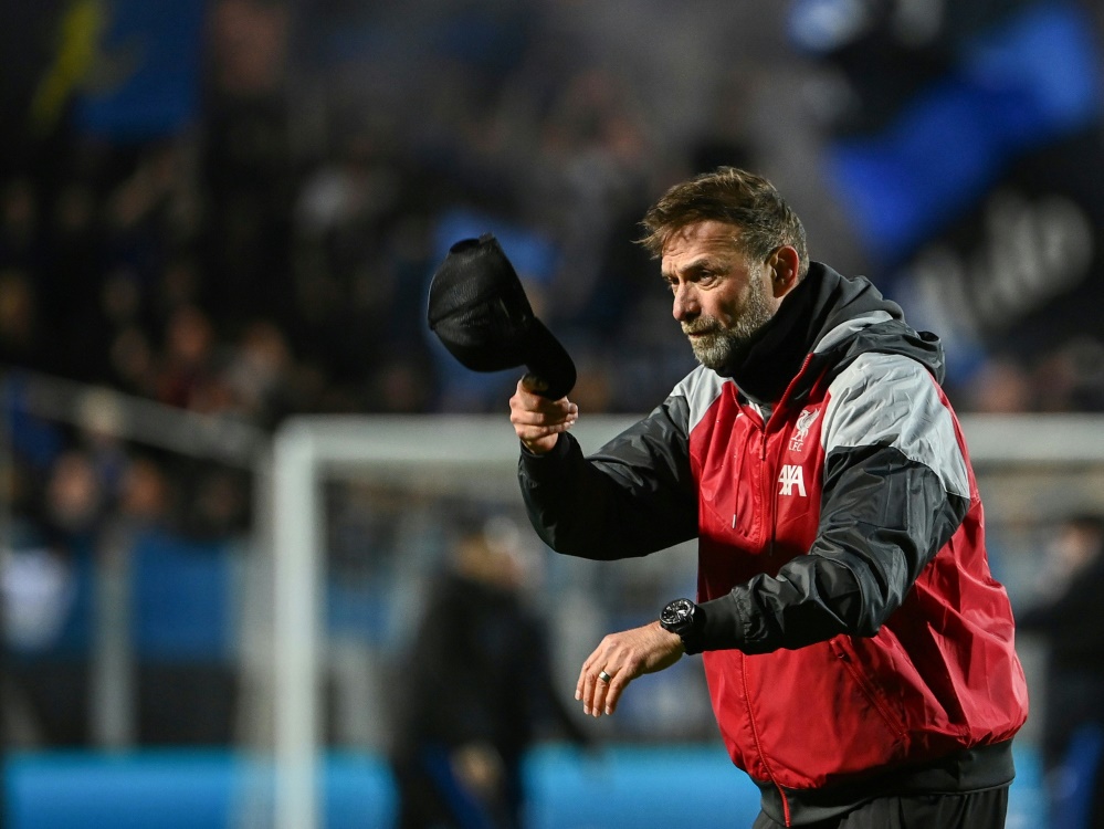 Klopp zieht den Hut vor den Liverpool-Fans (Foto: AFP/SID/Isabella BONOTTO)