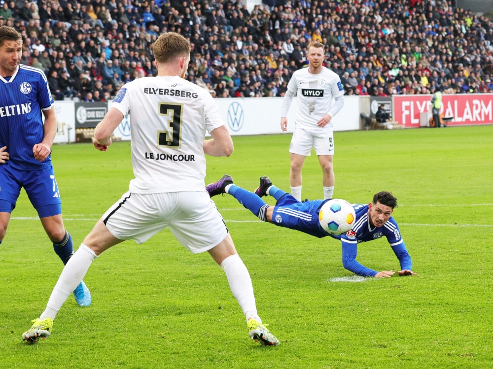 Wieder kein Auswärtssieg: Schalke punktet in Elversberg (Foto: FIRO/FIRO/SID)