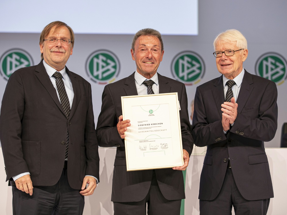 Siegfried Kirschen (M.) wurde 2019 DFB-Ehrenmitglied (Foto: IMAGO/Sven Simon/IMAGO/Sven Simon/SID/POOLFOTO/SVEN SIMON via www.imago-images.de)