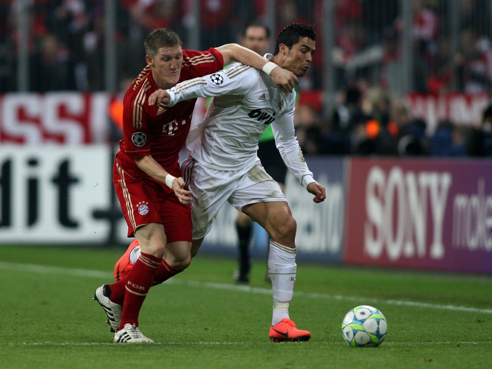 Bastian Schweinsteiger im Duell mit Christiano Ronaldo (Foto: FIRO/FIRO/SID)