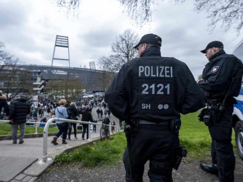 Polizeieinsatz am Bremer Weserstadion (Foto: Imago/Inderlied/Imago/Inderlied/SID/IMAGO/David Inderlied)