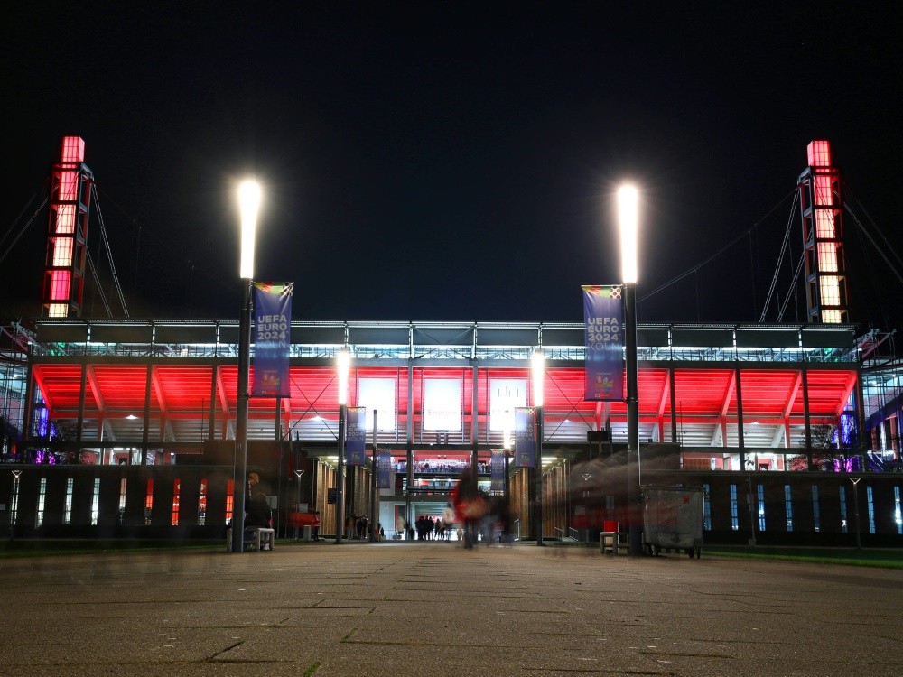 Das Rhein-Energie-Stadion leuchtet bei Nacht (Foto: www.imago-images.de/www.imago-images.de/SID/IMAGO/Maximilian Koch)