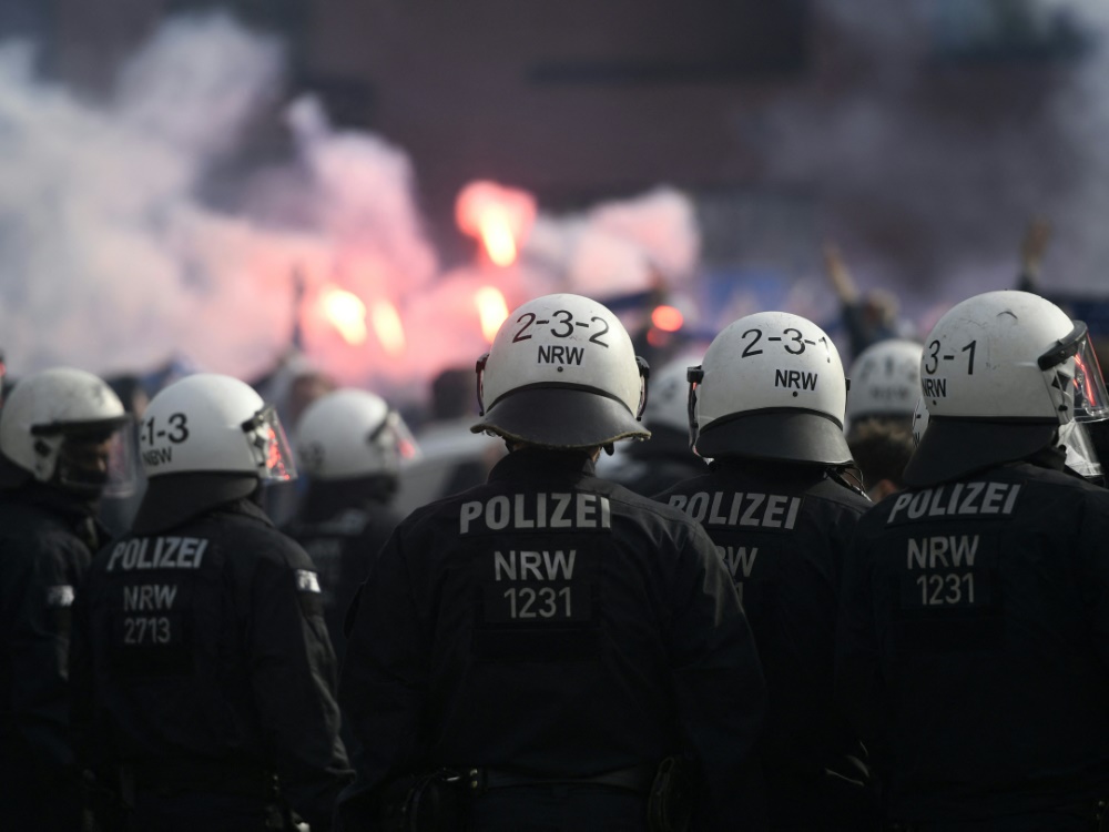 Wer soll für die Polizeieinsätze bei Risikospielen zahlen? (Foto: AFP/SID/INA FASSBENDER)