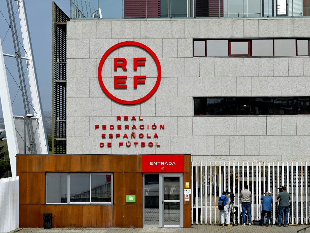 Der spanische Fußballverband RFEF kommt nicht zur Ruhe (Foto: AFP/SID)