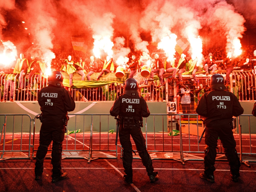 Die Braunschweiger Fans hatten im Derby randaliert (Foto: FIRO/FIRO/SID)