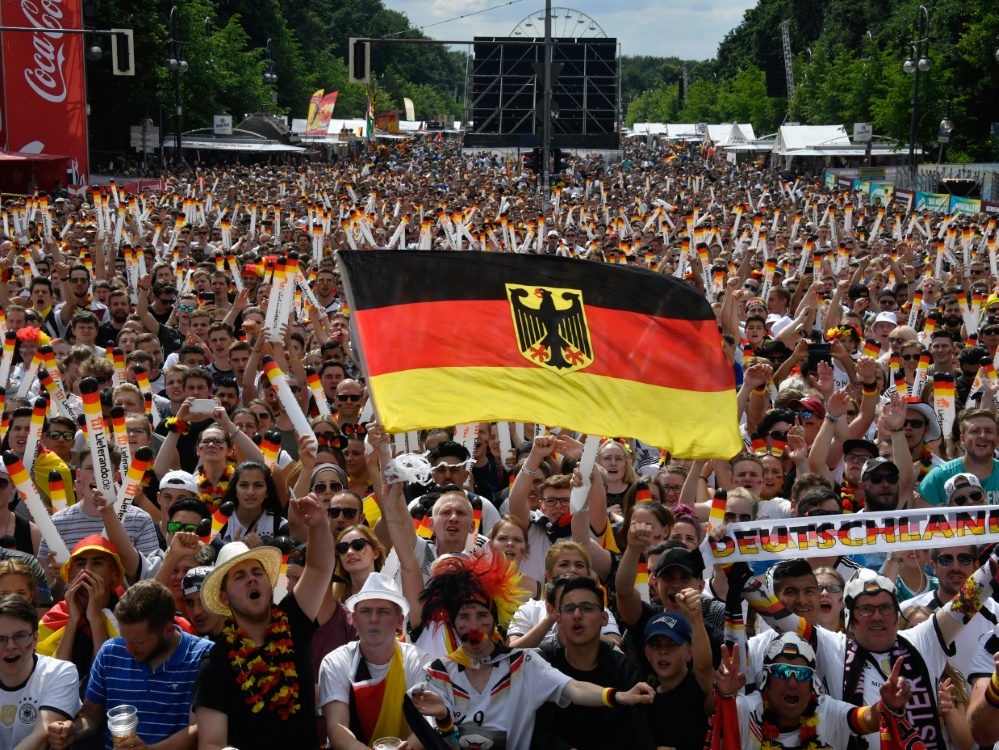 Deutsche Fans können wieder auf der Fanmeile mitfiebern (Foto: AFP/SID/JOHN MACDOUGALL)